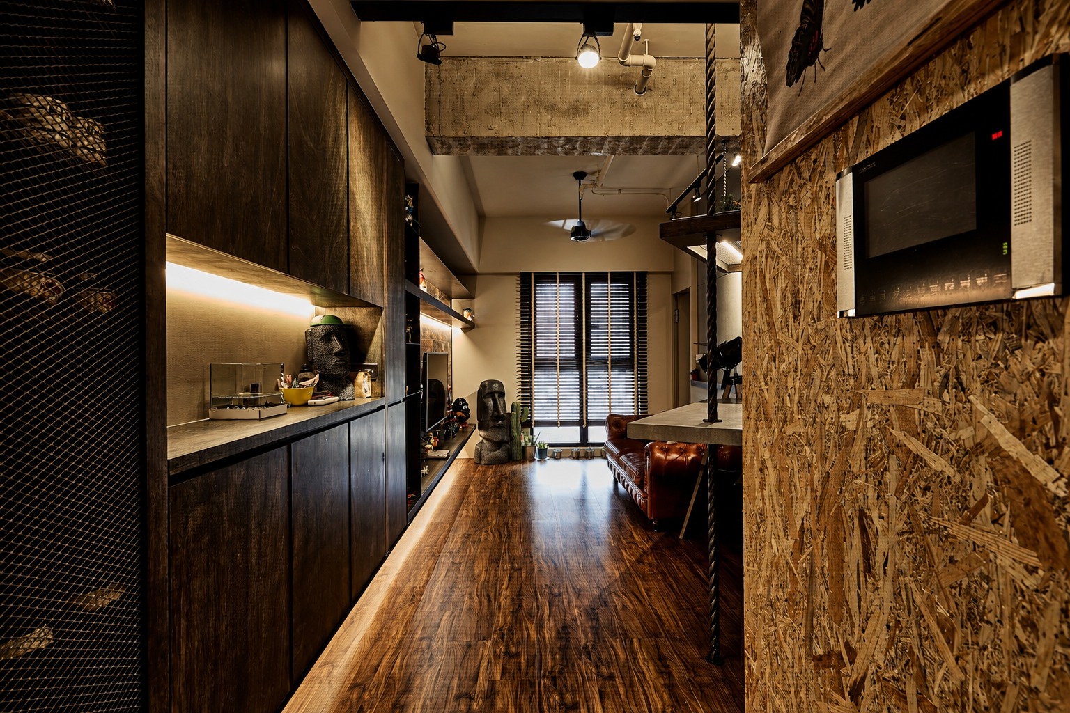 深色粗獷工業宅|客餐廚長向全景